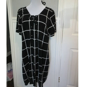 Torrid Womans Size 20 Black and White Large Squares Knee Length Short Sleeve